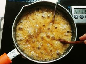 这个是糖浆121℃的状态，当糖浆升到125℃的样子就可以打发蛋白了