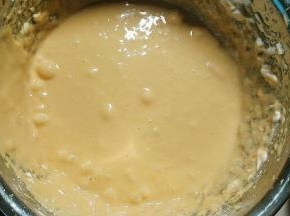 糖浆熬到140℃离火，马上把坐打蛋盆的锅放电陶炉上，温度调高点，用打蛋盆再打一下蛋白，然后把糖浆全部倒入蛋白上面，速度要快，如果锅里还有少量的糖浆就不要了，打蛋器开最大档高速打发，直到蛋白变成浓稠的液体，黄油分三次加入蛋白液里搅拌均匀