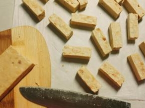 拿一条牛轧糖，切成合适的大小