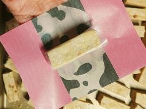切好的牛轧糖，包上糯米纸，再包上糖纸，就完成了