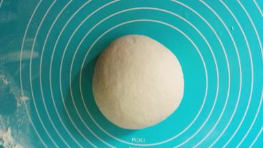 将面团材料混合，揉成光滑的面团，水可以预留10克左右，看面团情况再添加，揉好的面团软硬适中