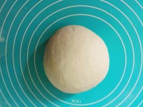 将面团材料混合，揉成光滑的面团，水可以预留10克左右，看面团情况再添加，揉好的面团软硬适中