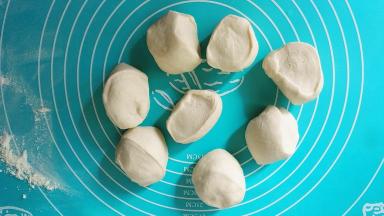 将大面团分成八等份