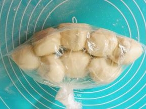 在保鲜袋袋里倒入少量的植物油，将面团放进去，让植物油包住面团，只要薄薄的一层，目的就是让面团不粘在一起，扎紧袋口放冰箱冷藏醒发2个小时以上，也可以头天晚上做好过夜，早上起来做也一样的