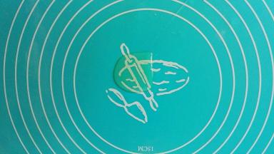 在面板上倒入植物油，抹平，每做一个就要倒一次