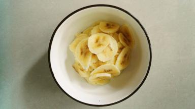 面团醒发好后将香蕉切薄片，备用，如果你是做苹果口味的将苹果切碎