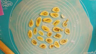 将香蕉片摆好，香蕉片只要摆中间就可以了