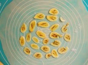 将香蕉片摆好，香蕉片只要摆中间就可以了