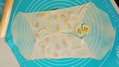 将两边往中间折