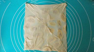 再将另外两边折好，一个飞饼就做好了，锅里放植物油，将飞饼入锅煎到两面金黄就可以了