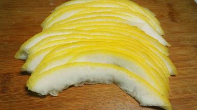 柚子皮切长条，厚薄均匀，尽量薄一点