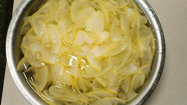 烧锅开水，将柚子皮烫一下捞出来泡清水里，烫过的柚子皮，皮就软了，到时候挤水好挤一些