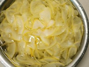 烧锅开水，将柚子皮烫一下捞出来泡清水里，烫过的柚子皮，皮就软了，到时候挤水好挤一些