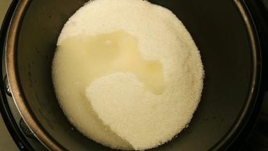 我用的是电压力锅炒的，火力均匀，比较好控制。糖和水倒入电压力锅里，一般水和糖的比例是一比十，不要担心水少了，呆会柚子皮放进去后还会出点水