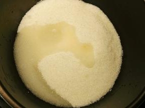 我用的是电压力锅炒的，火力均匀，比较好控制。糖和水倒入电压力锅里，一般水和糖的比例是一比十，不要担心水少了，呆会柚子皮放进去后还会出点水
