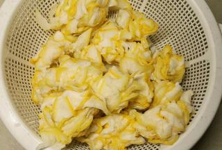 柚子皮挤干水份，尽量挤干点，然后再放清水里浸泡，再挤干再浸泡，反复5次以上，直到看不到黄色的水