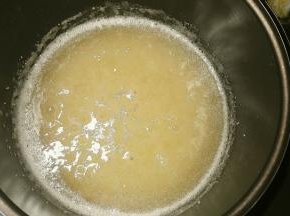 启动电压力锅，不管是煮饭键还是炖汤键，只要能让压力锅加热就可以了，熬到糖冒泡就可以把挤干水份的柚子皮放进去了，糖还没完全融化的话，没关系，柚子皮放进去翻炒一会它自然会化的