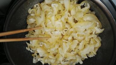 差不多要好了的柚子皮，旁边都出现了白色的糖霜了，再坚持翻炒