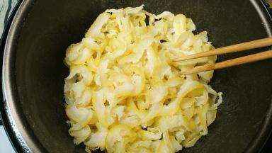 不停的翻炒柚子皮，让没片柚子皮都吸收糖汁，然后慢慢变干，这个过程会有点久，大概要一两个小时