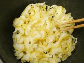 不停的翻炒柚子皮，让没片柚子皮都吸收糖汁，然后慢慢变干，这个过程会有点久，大概要一两个小时