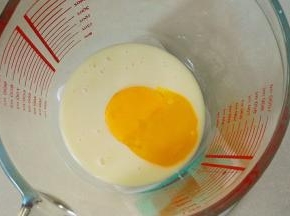 炼奶里加入一个蛋黄