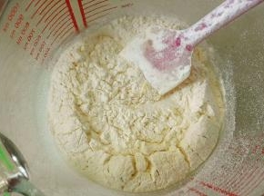 泡打粉放低筋面粉里一起过筛到蛋黄糊里
