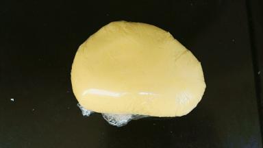 面粉搅拌成团，用保鲜膜包好，放冰箱冷藏30分钟