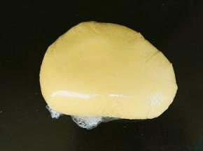 面粉搅拌成团，用保鲜膜包好，放冰箱冷藏30分钟