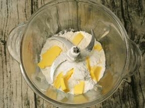 把低筋面粉、糖粉、小苏打和黄油放入绞肉机中，我用的小熊2.0L的绞肉机