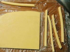 切掉不规整的边角，用刀切成细长条