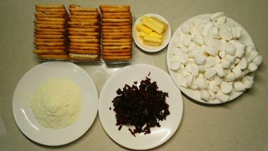 材料集合，蔓越莓切碎，棉花糖切小块比较容易化，然后准备一个不沾锅，一定要不沾锅，要不然不好操作