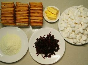 材料集合，蔓越莓切碎，棉花糖切小块比较容易化，然后准备一个不沾锅，一定要不沾锅，要不然不好操作