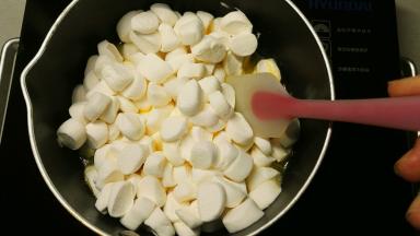 黄油融化后加入棉花糖，翻拌到棉花糖融化