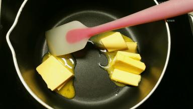 我用的电陶炉小火融化黄油，没有电陶炉用其他炉具的尽量用小火