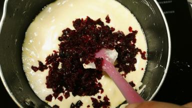 加入蔓越莓碎搅拌均匀，关火，不要过度搅拌，棉花糖水份流失的话糖会很硬