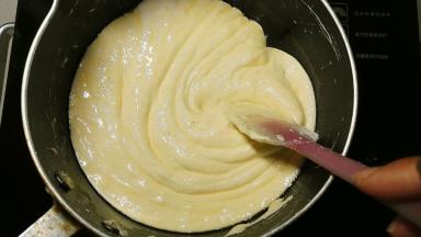 棉花糖融化后加入奶粉搅拌均匀