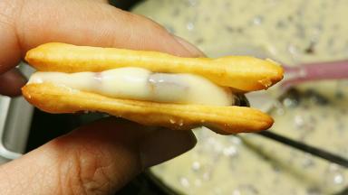 两片饼干轻轻一挤，一块牛轧饼干就做好了