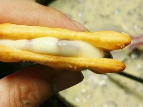 两片饼干轻轻一挤，一块牛轧饼干就做好了
