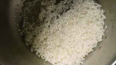 糯米用水淘洗干净