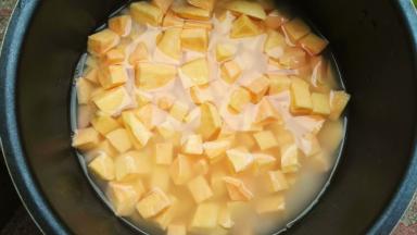 红薯和糯米放入电饭锅内胆里，放水，比平时煮饭要少一点