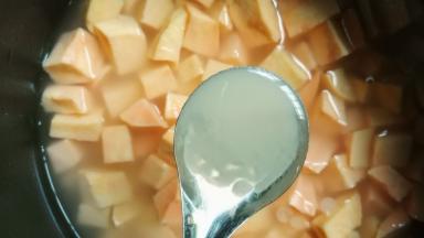 放一勺猪油，也可以是植物油，目的是让红薯饭到时候底下有层金黄色的锅巴，再放一点点盐搅拌均匀