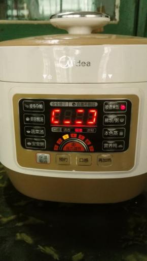 放入电饭锅，按煮饭键，现在不用管它～等到饭熟了再来看它吧