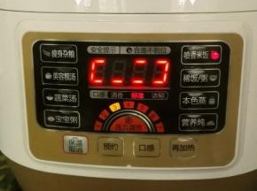 放入电饭锅，按煮饭键，现在不用管它～等到饭熟了再来看它吧
