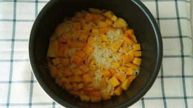 煮好的红薯饭出锅了，好香呀