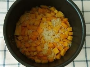 煮好的红薯饭出锅了，好香呀