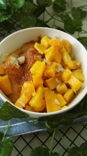 底下金黄色的锅巴看到没有？我都流口水了