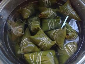 装进锅里，加入没过粽子的水，大火烧开转小火煮1个小时就好了。原汤浸泡一晚，粽子更香，更甜，更糯。
