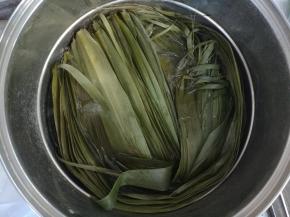 粽叶洗净，晚上提前煮透，一是可以消毒，二是住过的粽叶柔软，包粽子比较容易，尤其对新手来说。