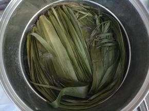 粽叶洗净，晚上提前煮透，一是可以消毒，二是住过的粽叶柔软，包粽子比较容易，尤其对新手来说。