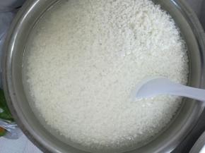 糯米提前用水浸泡3个小时。